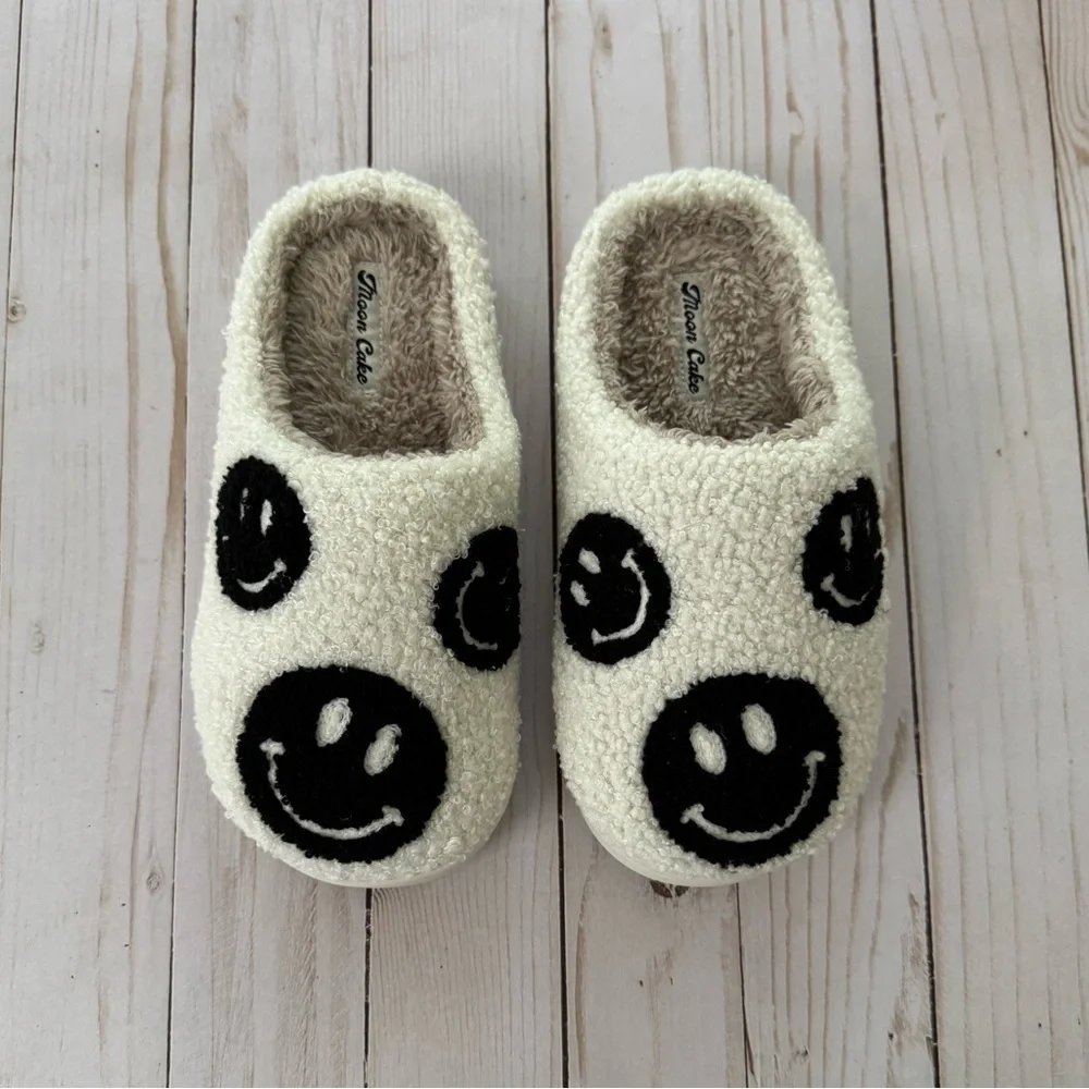 Smiley face slippers NWOT